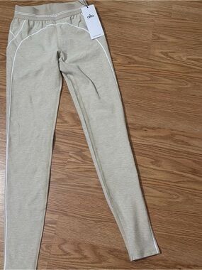 ALO Yoga women’s Light Beige Leggings with White Piping